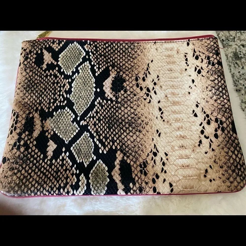 NWOT Estée Lauder Makeup pouch.